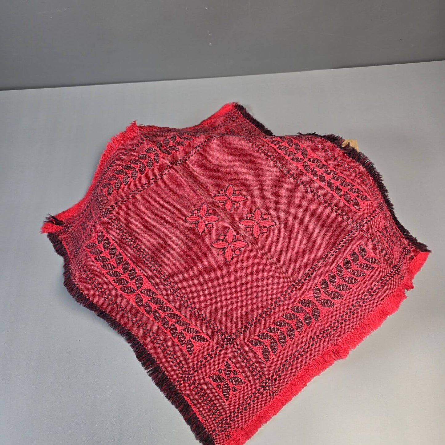 Drei quadratische Zierdecken aus den 60s