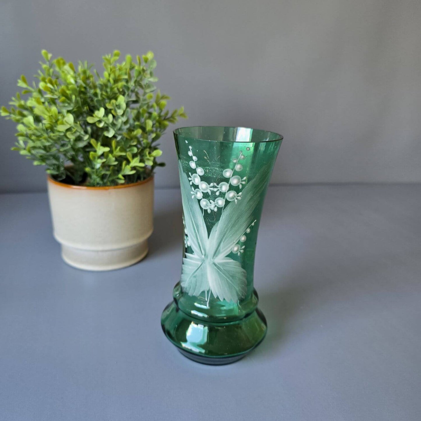 Antike Grünglas Vase um 1900 mit Maiglöckchendekor