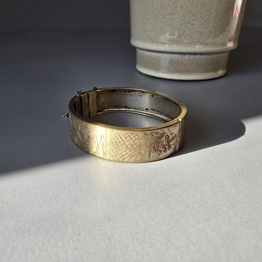 Versilberter Armreif mit Jugenstil Dekor