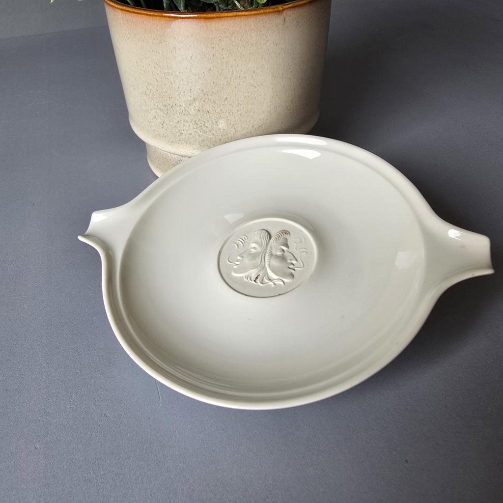 Weißer Porzellan Aschenbecher, Arkadia-Serie von KPM Berlin.
Mittig mit Relief, zu sehen sind zwei Masken