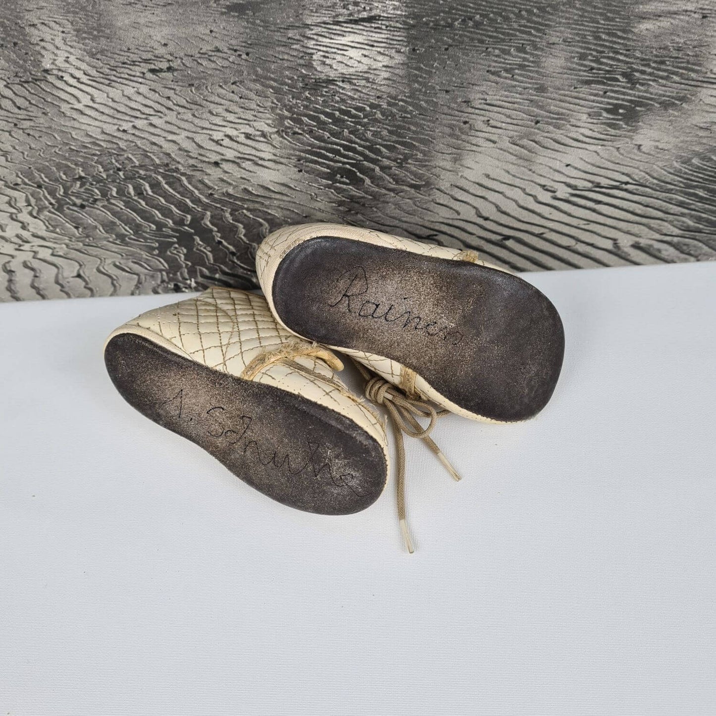 Babyschuhe aus den 50er Jahren - Oldtimer Spiegeldekoration