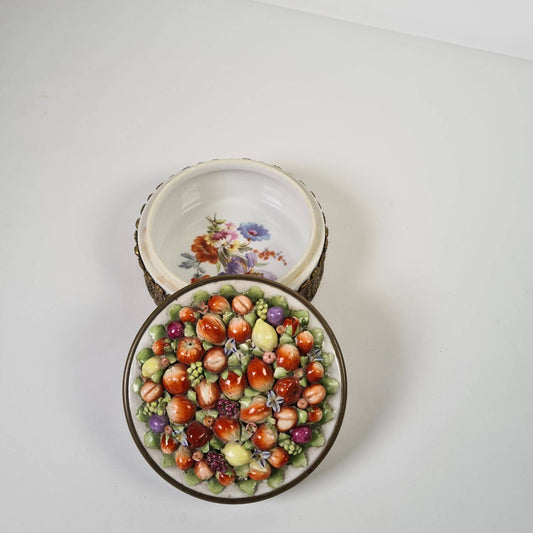 Antike Porzellan Deckeldose mit plastischen Früchten und Akanthus Montur
