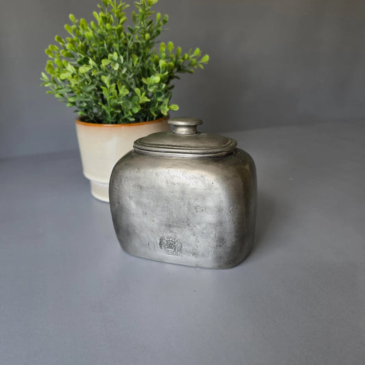 Alte Zinndose mit Deckel - 1736