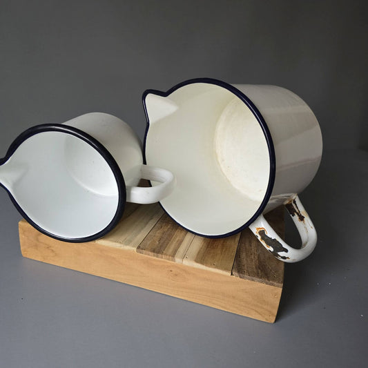 2 Vintage Emaille Kochtöpfe mit Ausgießer