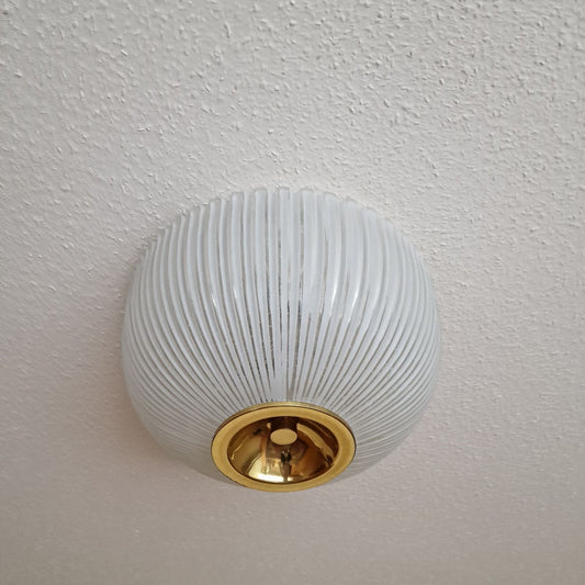 Große Deckenleuchte Glashütte Limburg - Plissiertes Opalglas mit Messing - 40cm Durchmesser