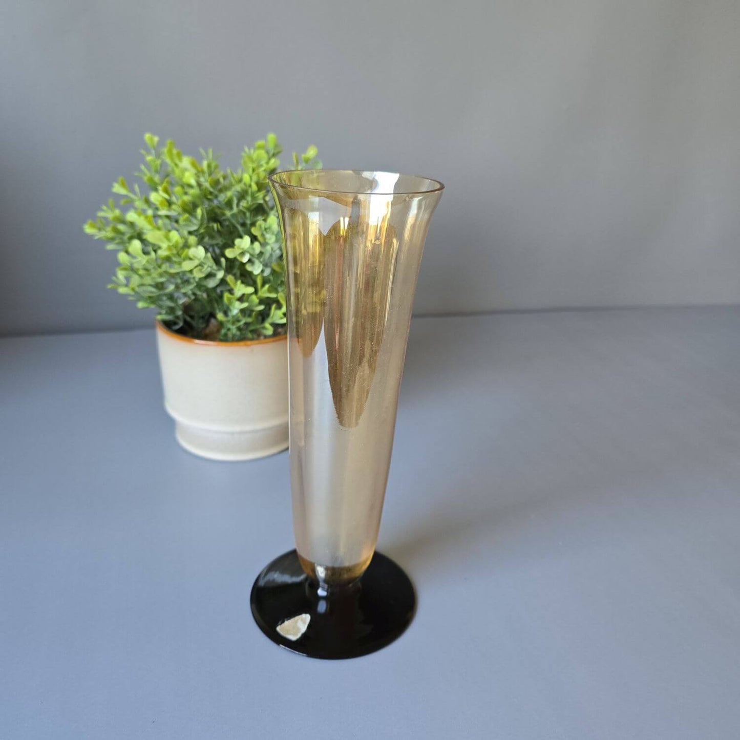 Böhmische Vase, Bohemia irisierendes Glas, schlank mit schwarzem Fuß