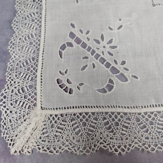 Vintage Leinen Zierdecke - Handarbeit mit Stickerei und Klöppelspitze