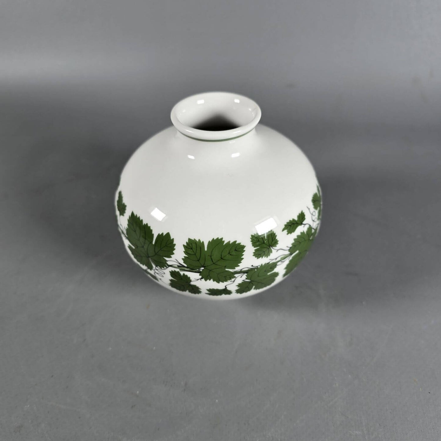 Kleine bauchige Meissen Vase - Weinlaub Ranke - Kugelvase
