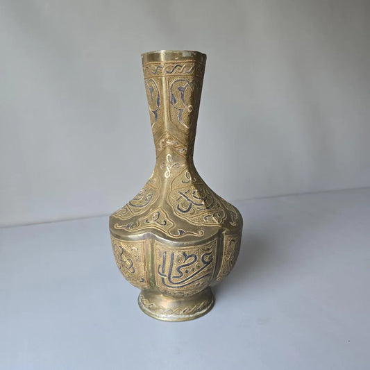 Vase aus Syrien oder Persien, Messing mit Silber und Kupfer verziert
