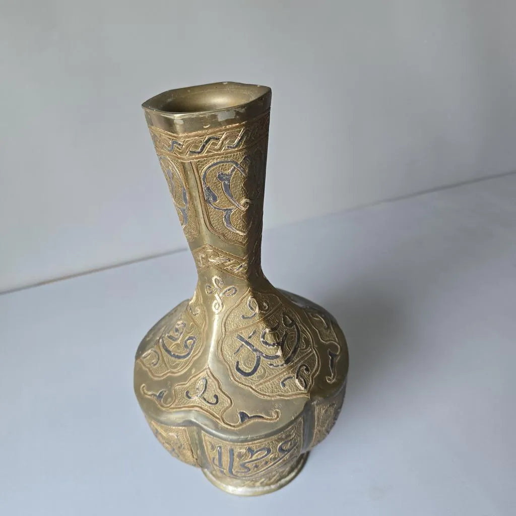 Vase aus Syrien oder Persien, Messing mit Silber und Kupfer verziert