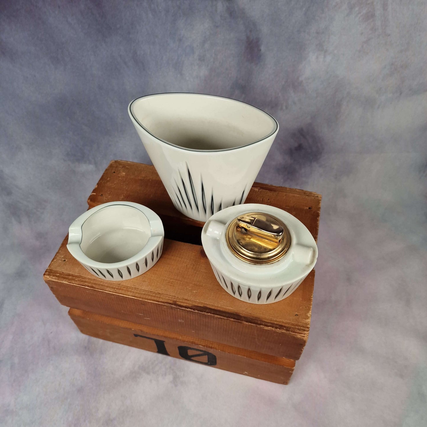 3 Teile Sgrafo Modern 50s Porzellan - Tischfeuerzeug - Aschenbecher - Vase