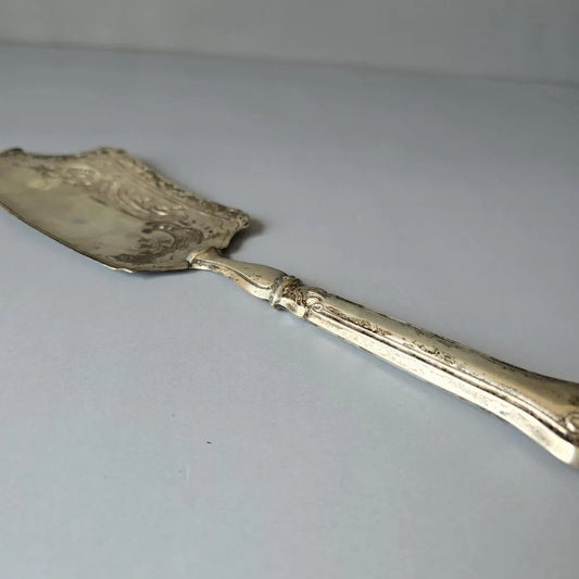 Antiker Fischheber - reich verziert - wohl Silber mit Monogramm