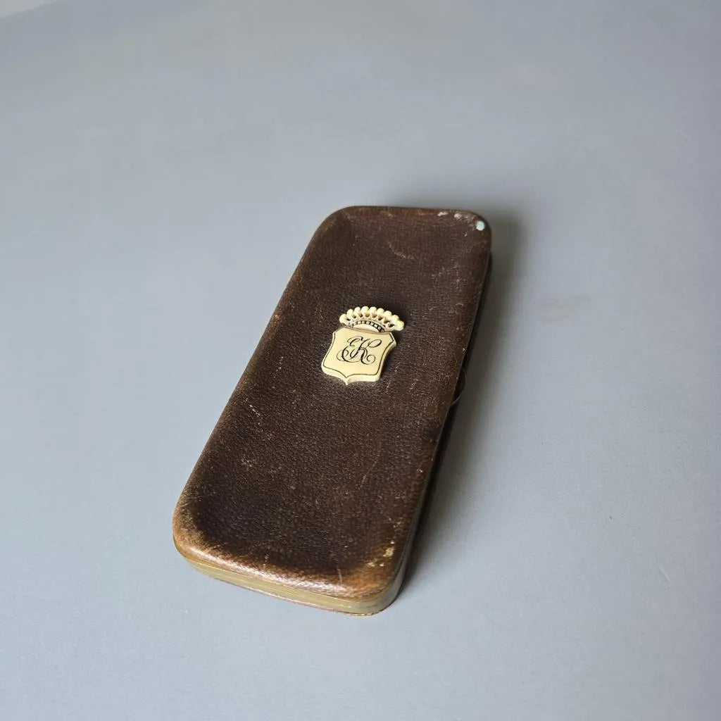 Antikes, nobles Zigarren- Zigaretten-Etui - Leder mit Grafen Krone und Mongramm