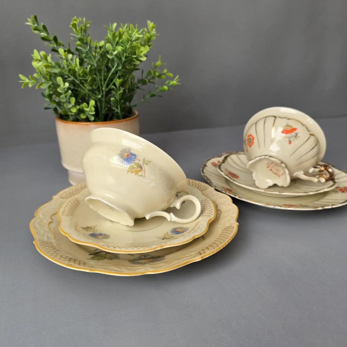 Zwei Gedecke Sammeltassen in altweiß mit Blumen