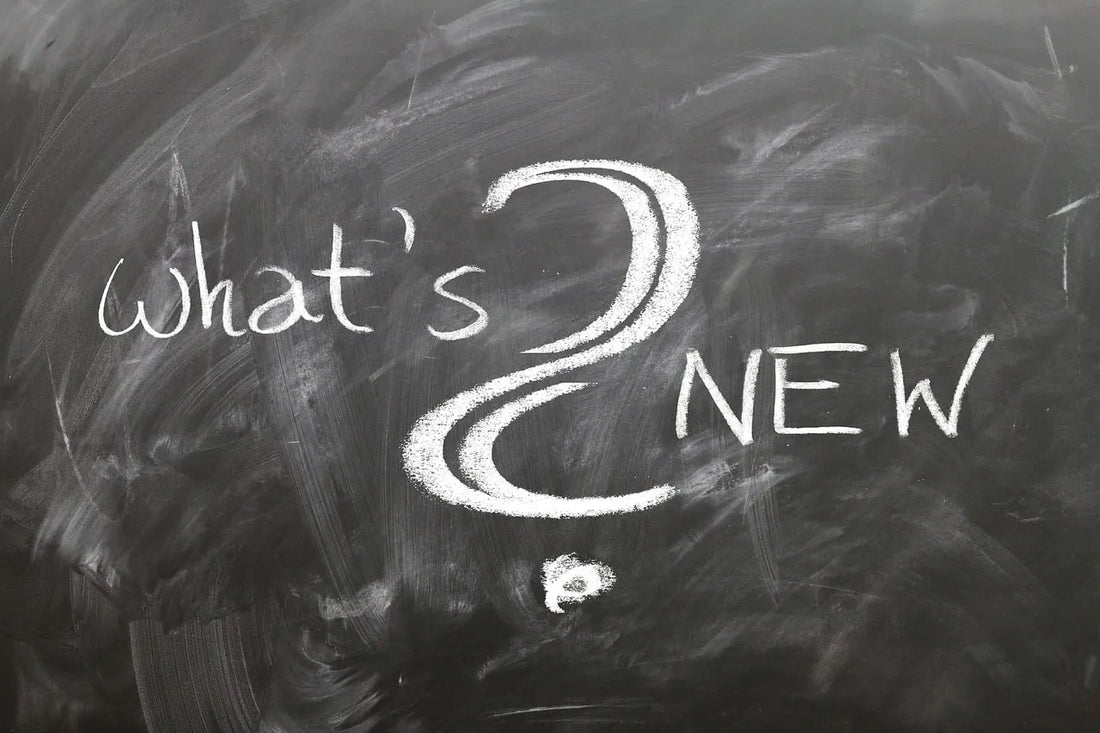 Schiefertafel mit weißer Schrift: Whats New?