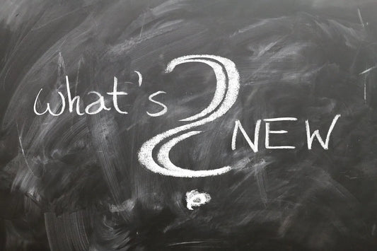Schiefertafel mit weißer Schrift: Whats New?