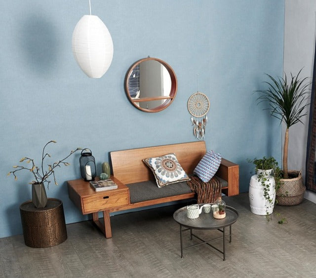 Ein Zimmer mit 1960er Jahre Daybett, Teak Wandspiegel und Holzdeko 