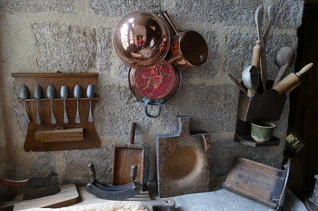 Vintage Töpfe, Schalen, Waffeleisen, Wiegemesser, Reiben, Holzlöffel, Nudelhölzer