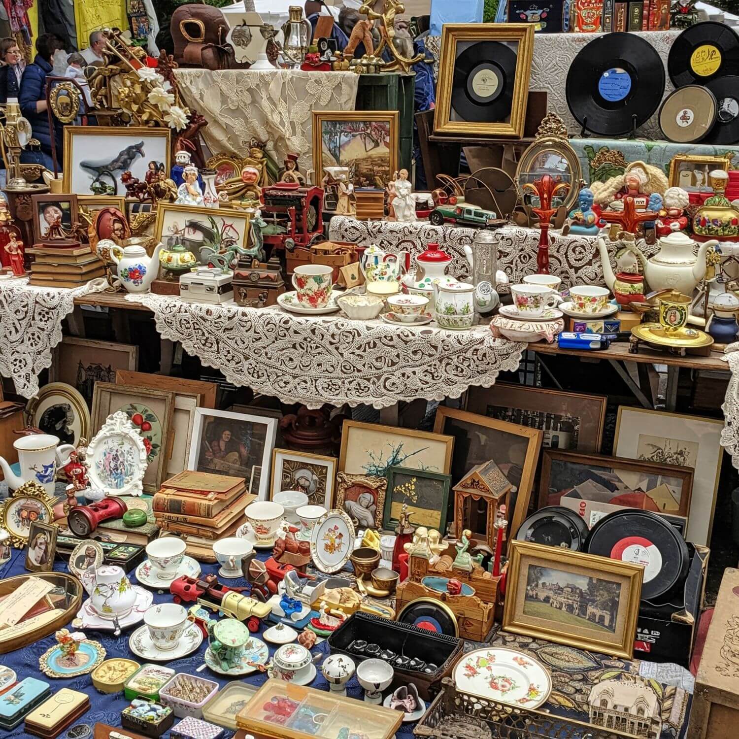 Ein Trödelmarktstand mit Sammelsurium aus alten Zeiten