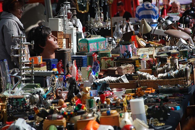 Trödelmarkt Stand mit Sammelstücken