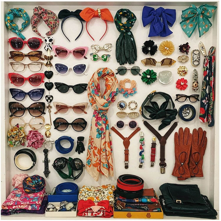 Vintage Sonnenbrille,, Hlstücher, Haarbänder, Schleifen, Gürtel, Hosenträger, Taschen, Handschuhe, Krawatten, Haarspangen auf weißem Hintergrund