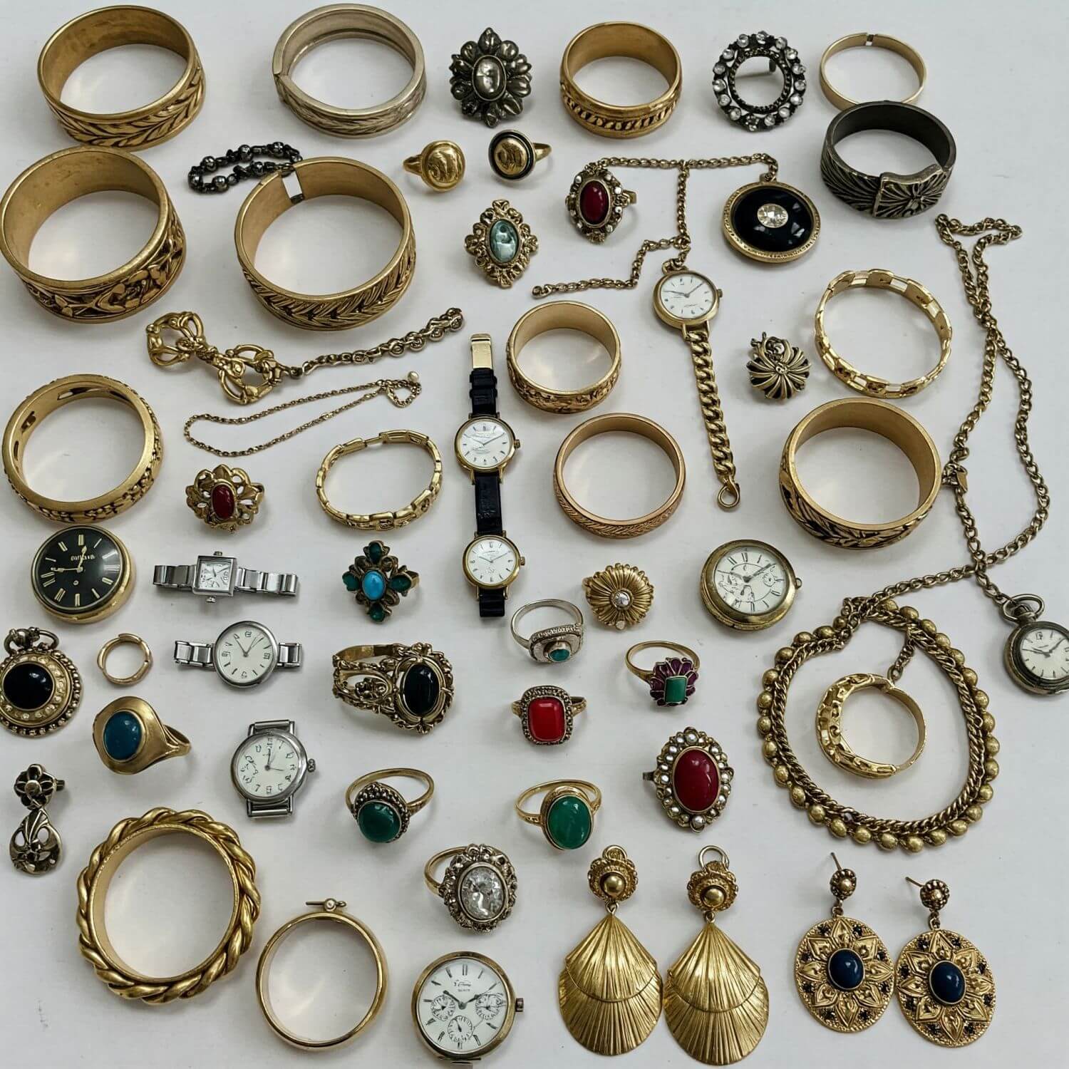 Schmuck und Uhren auf weißer Tischplatte
