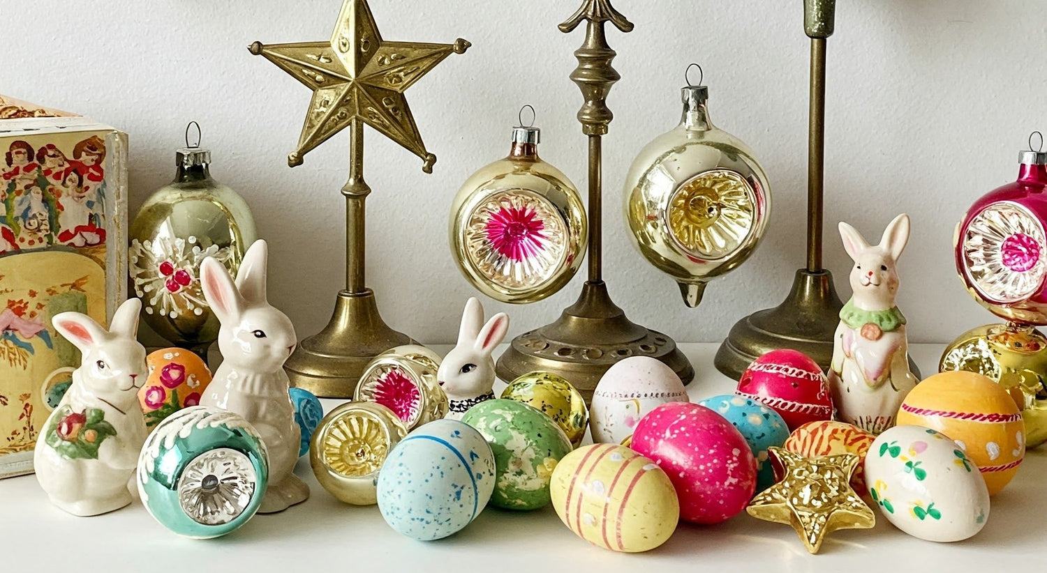 Alte Christbaumkugeln und Christbaumspitzen. Vintage Osterdeko in Form von Hasen und Ostereiern