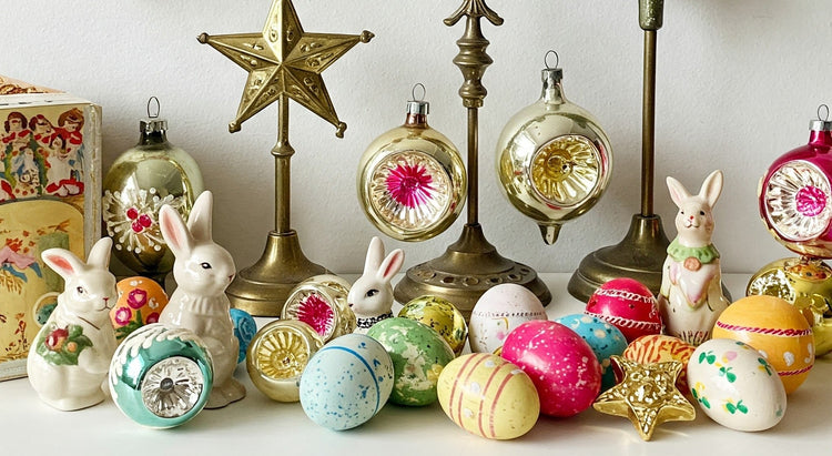 Alte Christbaumkugeln und Christbaumspitzen. Vintage Osterdeko in Form von Hasen und Ostereiern