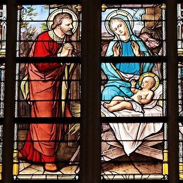 Volkskunst und Religiöses, zu sehen ein antikes buntes Kirchenfenster