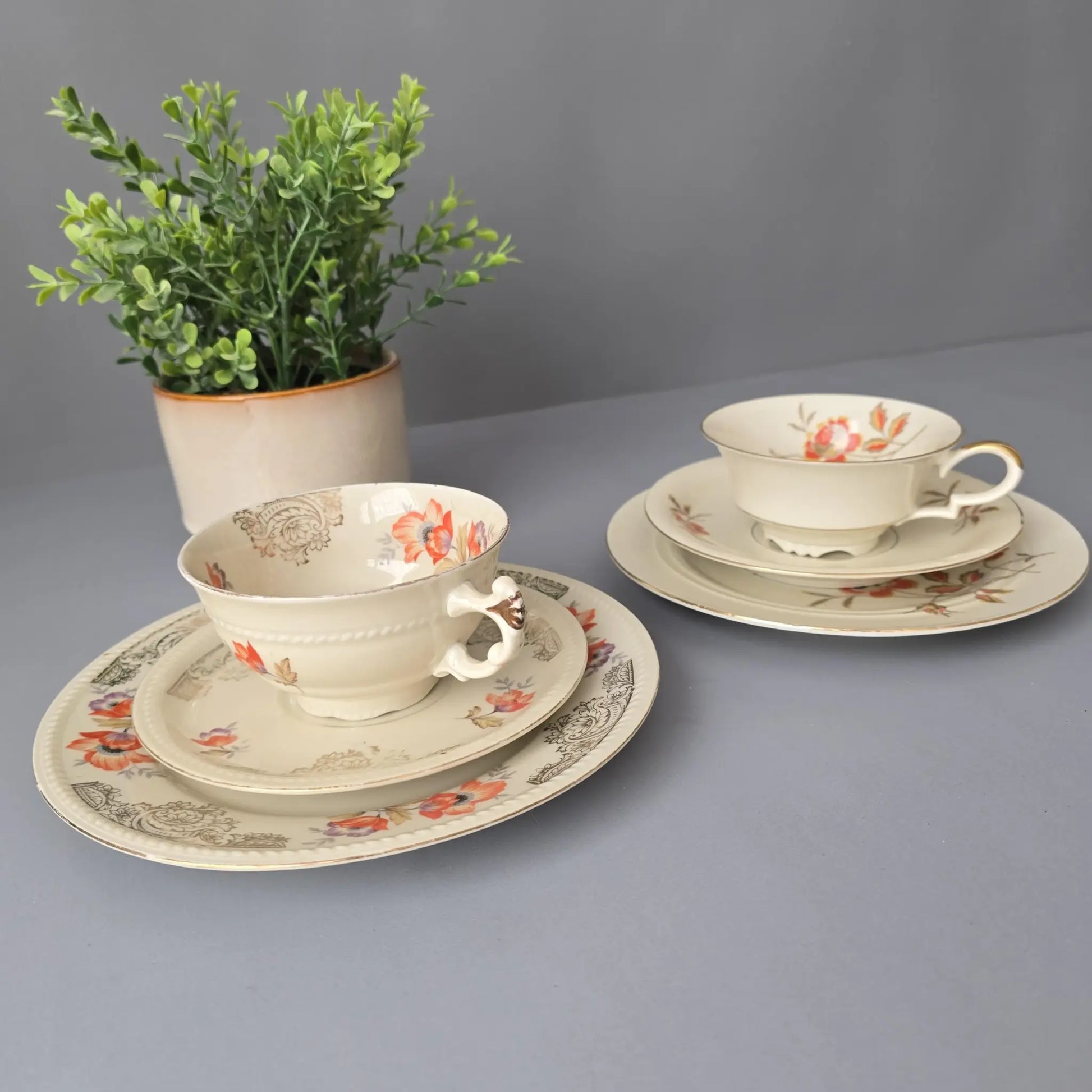 Sammeltassen - 2er Set - Altweiß mit Blüten