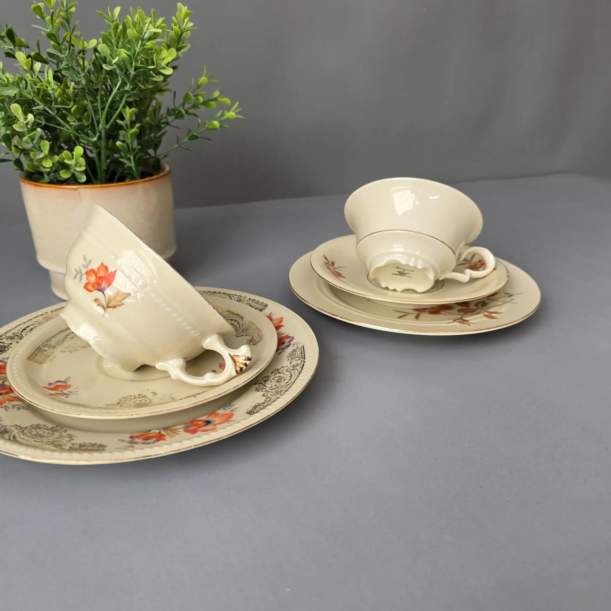 Sammeltassen - 2er Set - Altweiß mit Blüten