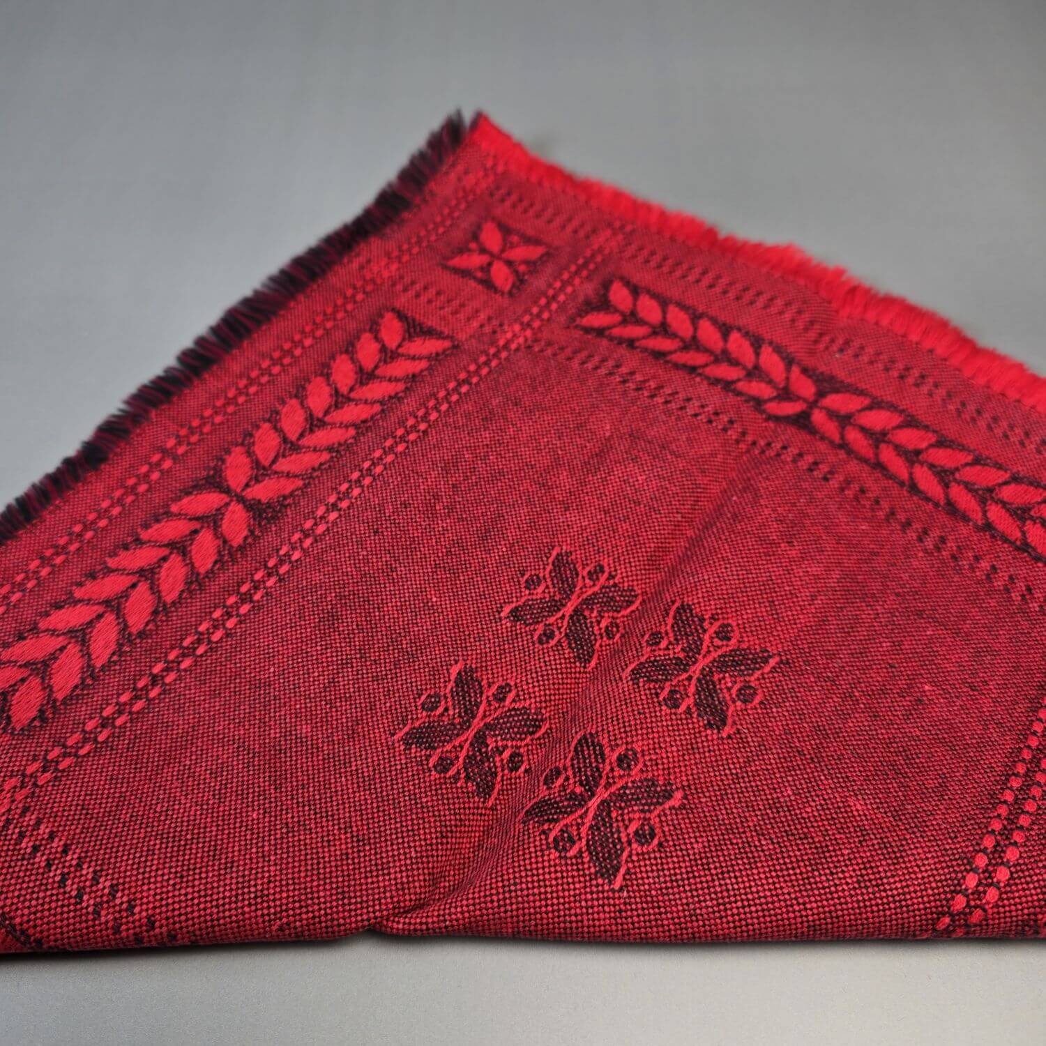 Drei quadratische Zierdecken aus den 60s