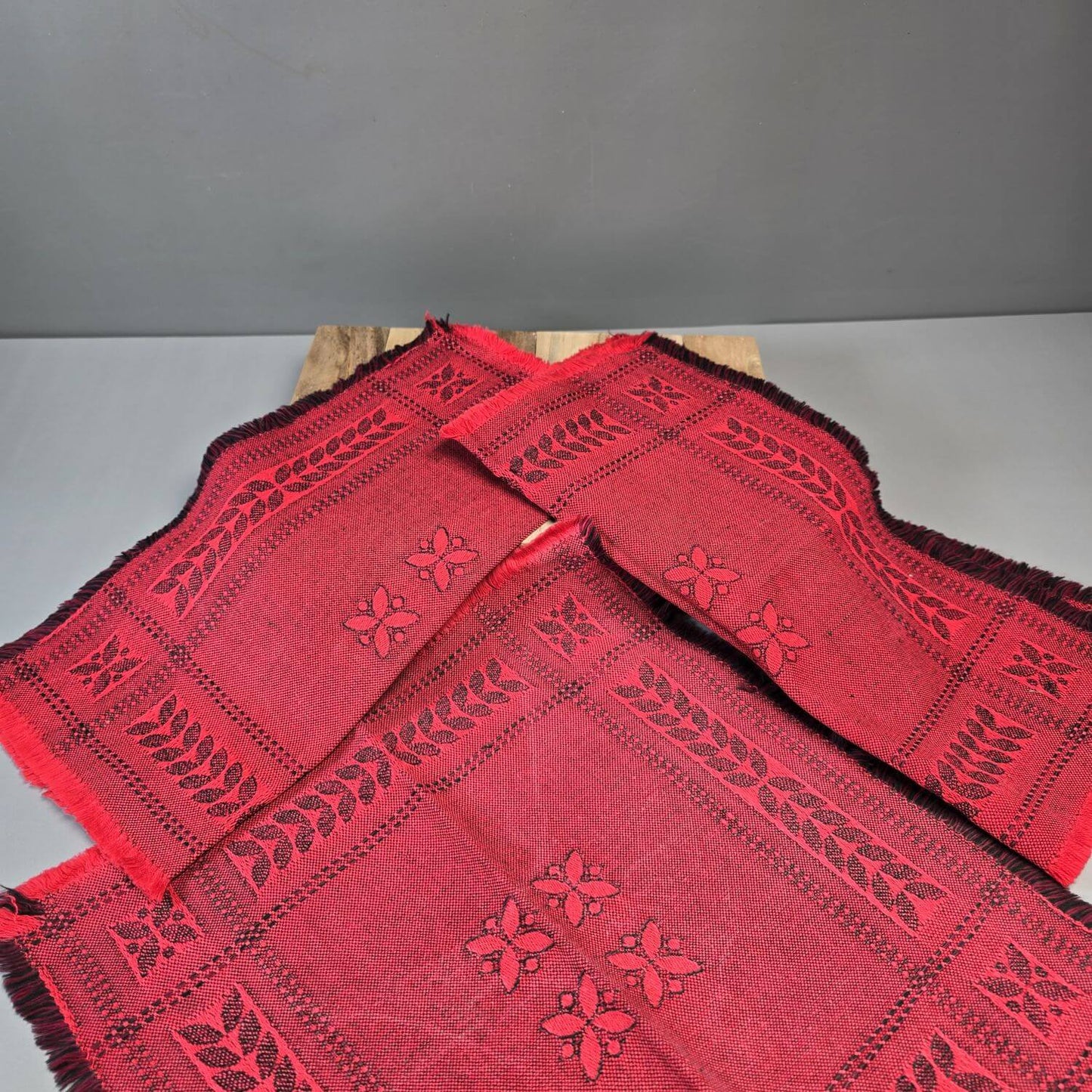 Drei quadratische Zierdecken aus den 60s