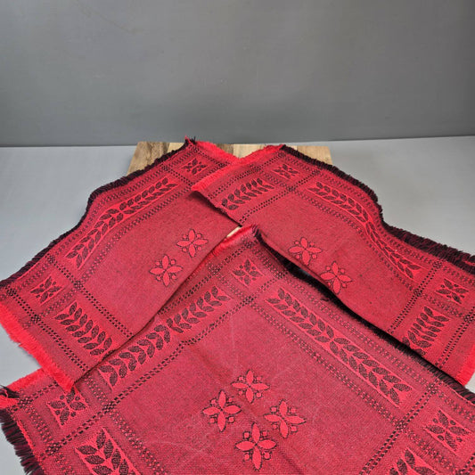 Drei quadratische Zierdecken aus den 60s
