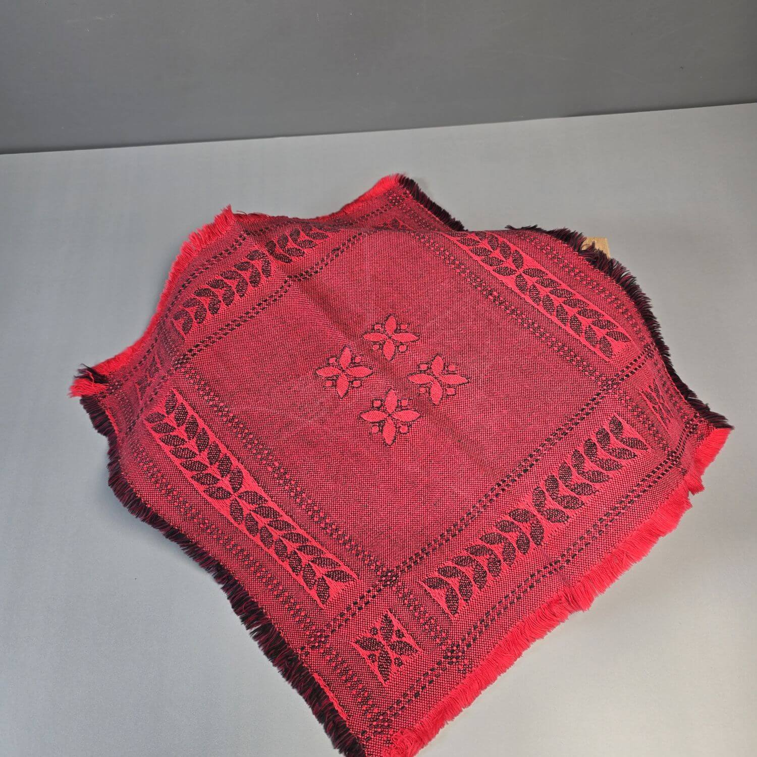 Drei quadratische Zierdecken aus den 60s