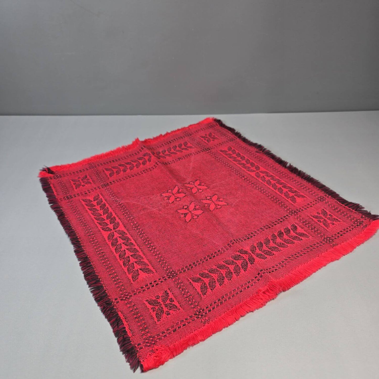 Drei quadratische Zierdecken aus den 60s