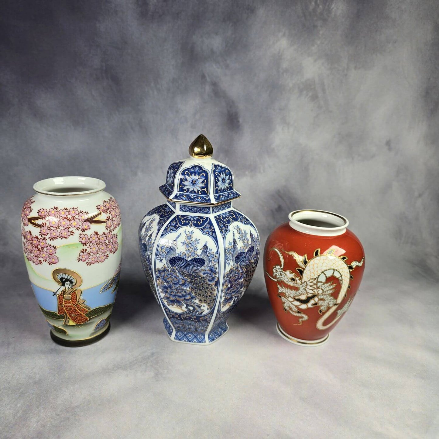 Drei Porzellan Vasen mit asiatischem Motiv
