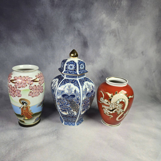 Drei Porzellan Vasen mit asiatischem Motiv