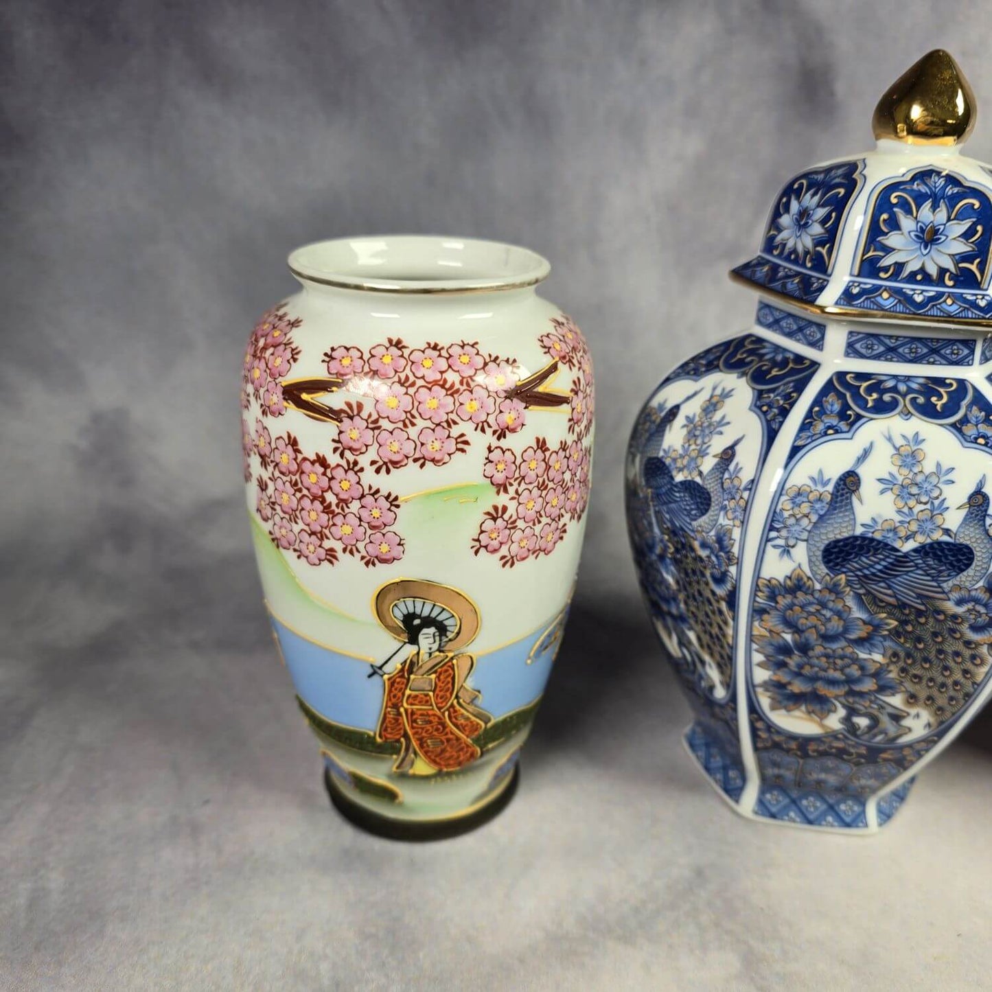 Drei Porzellan Vasen mit asiatischem Motiv