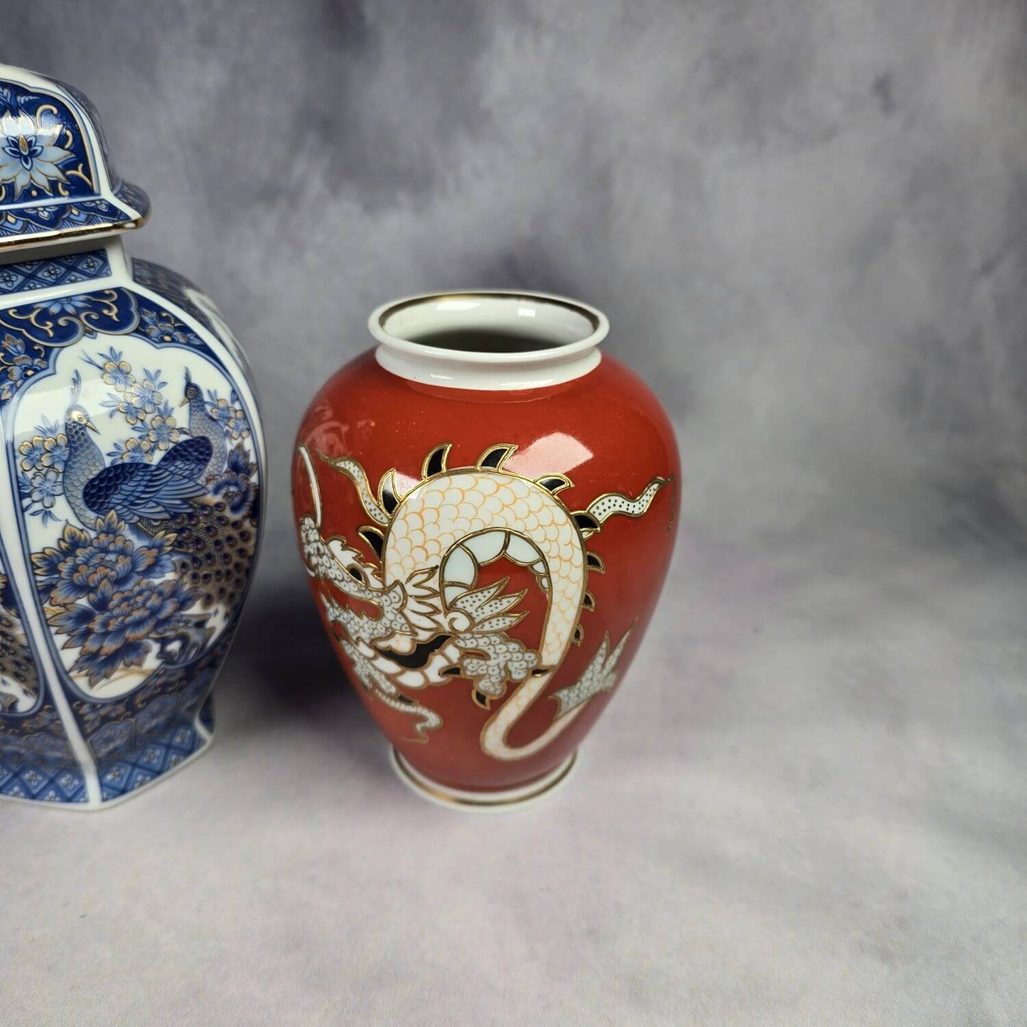 Drei Porzellan Vasen mit asiatischem Motiv
