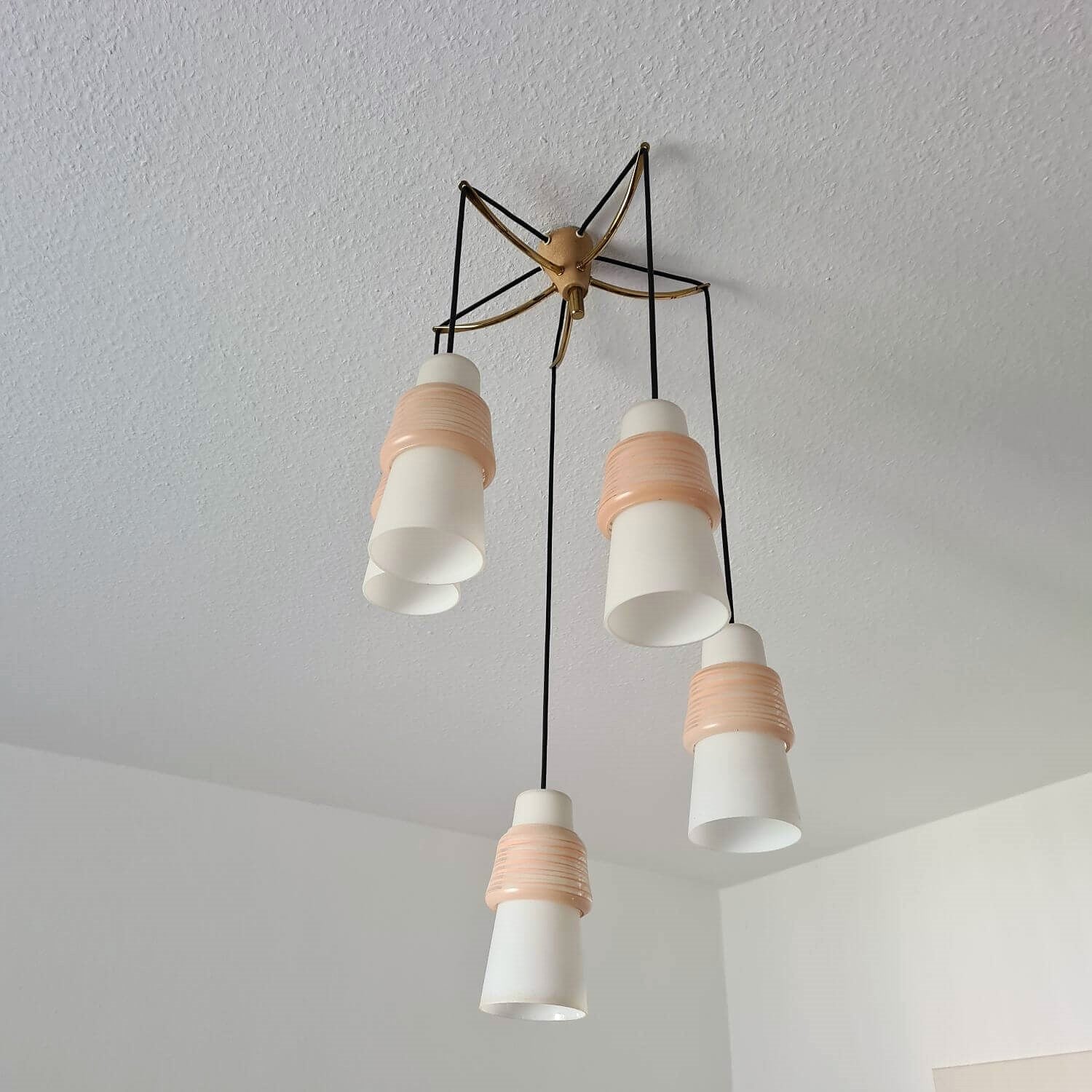 50s Hängeleuchte Lampe 5 Glasschirme rosa Fadenglas