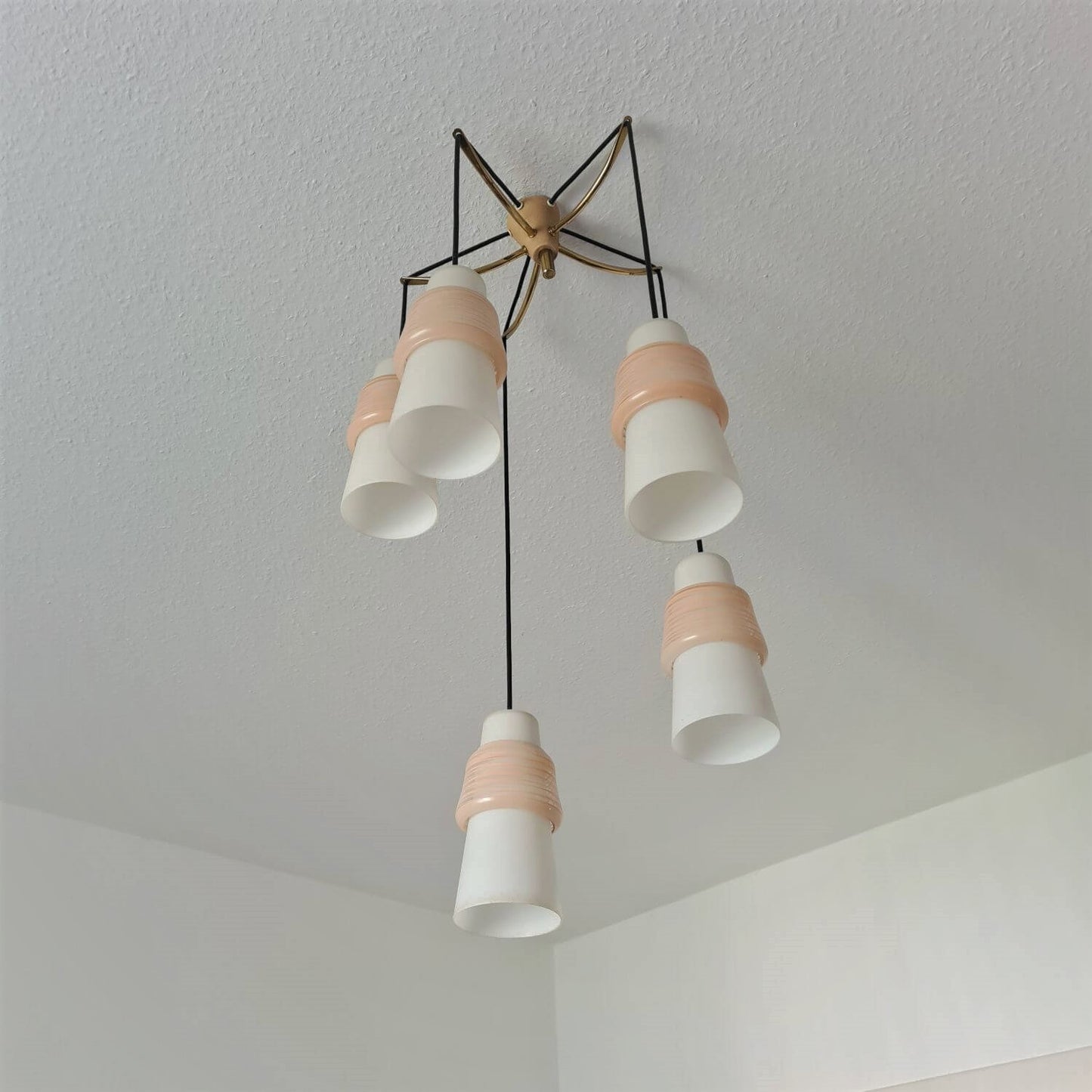 50s Hängeleuchte Lampe 5 Glasschirme rosa Fadenglas