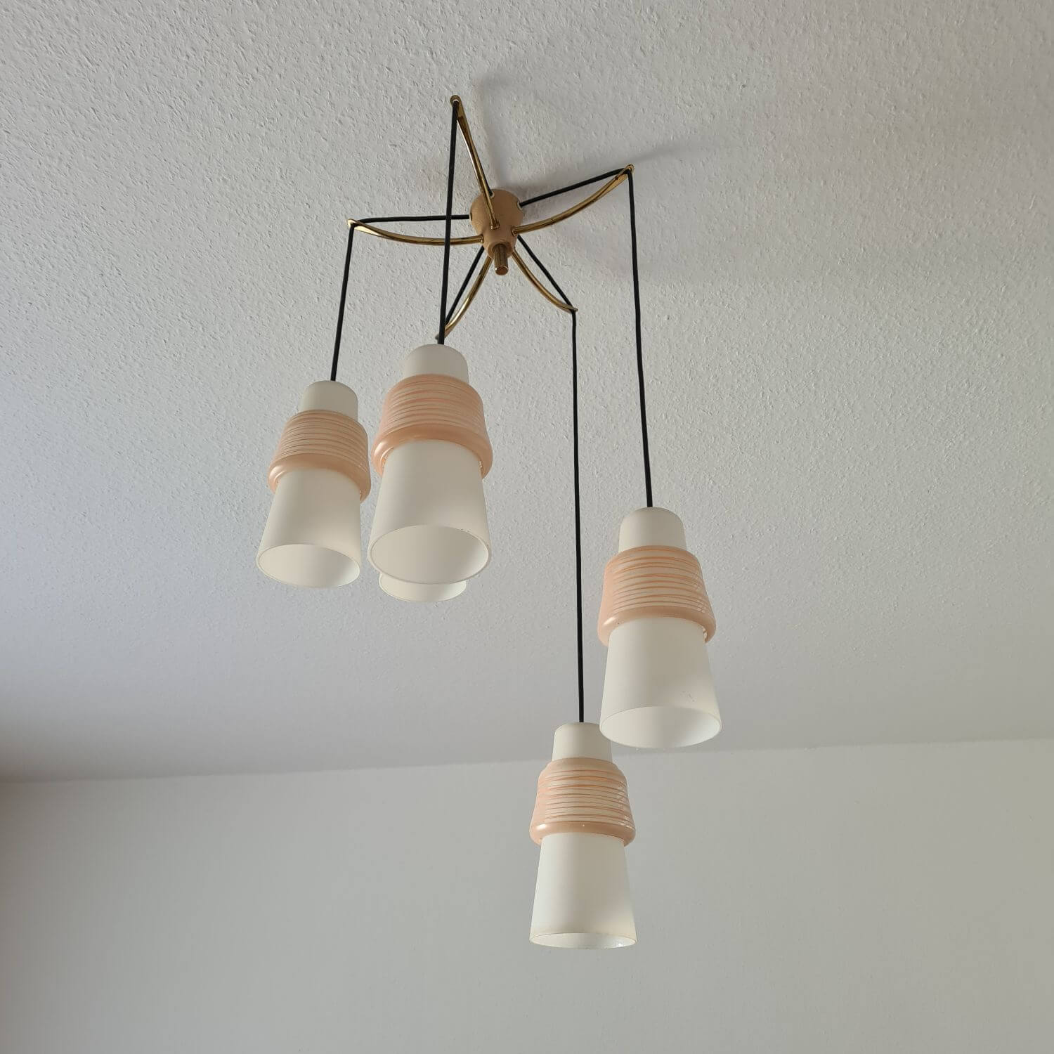 50s Hängeleuchte Lampe 5 Glasschirme rosa Fadenglas