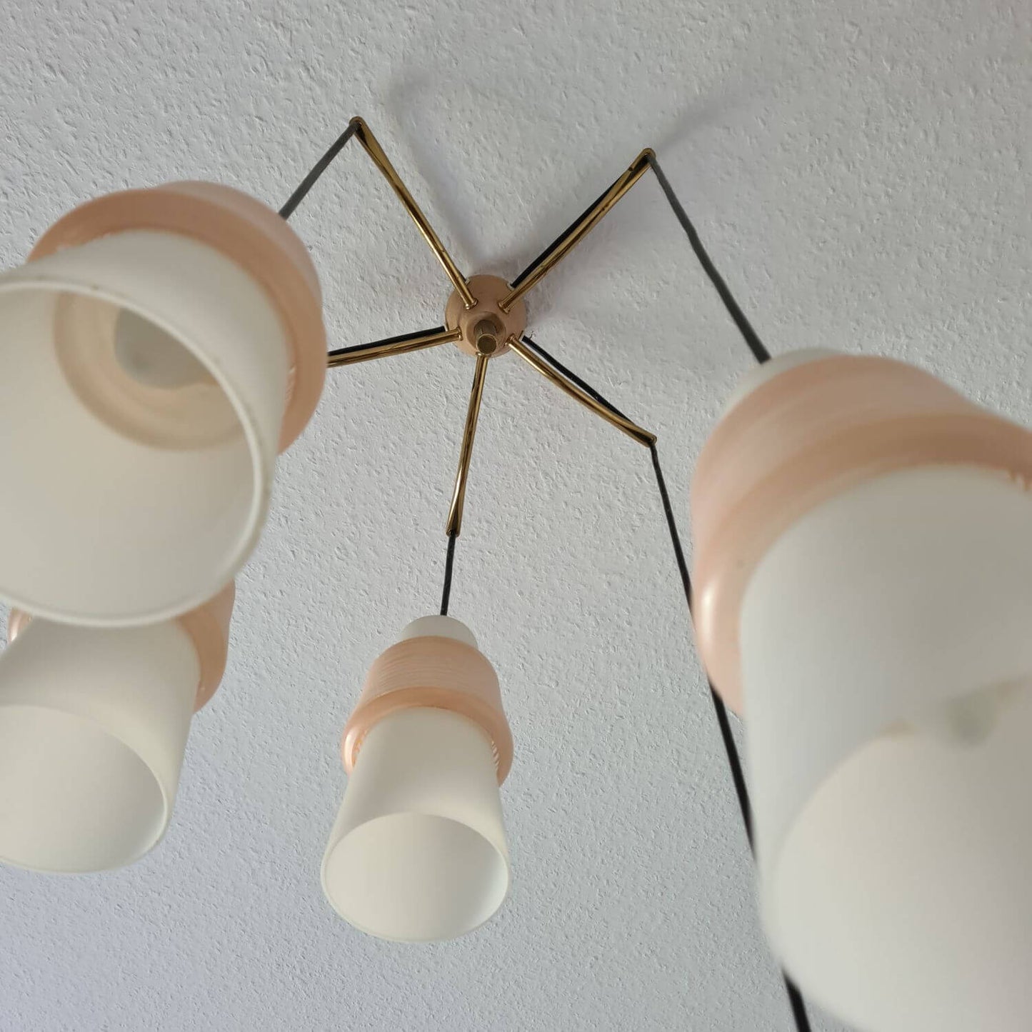 50s Hängeleuchte Lampe 5 Glasschirme rosa Fadenglas
