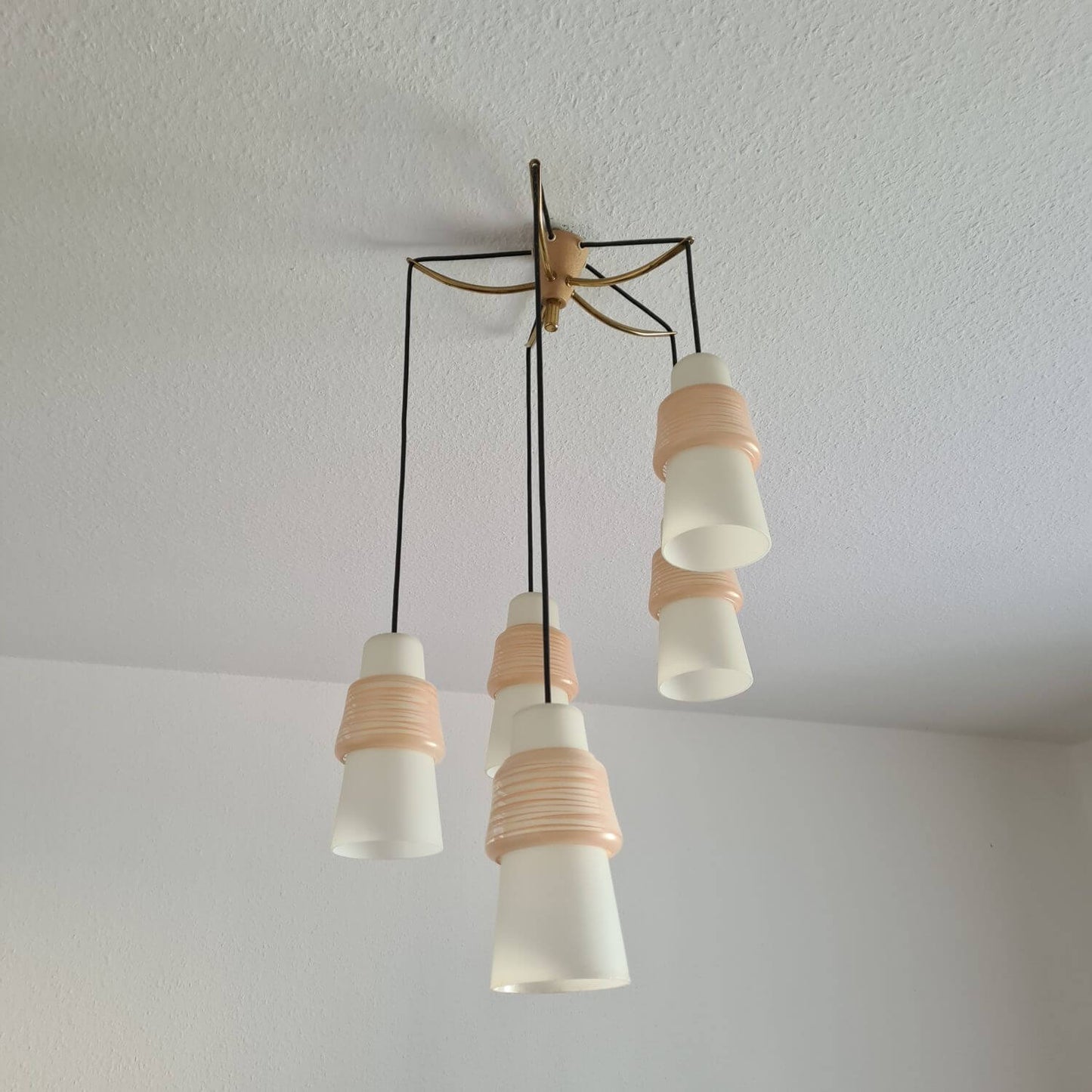 50s Hängeleuchte Lampe 5 Glasschirme rosa Fadenglas