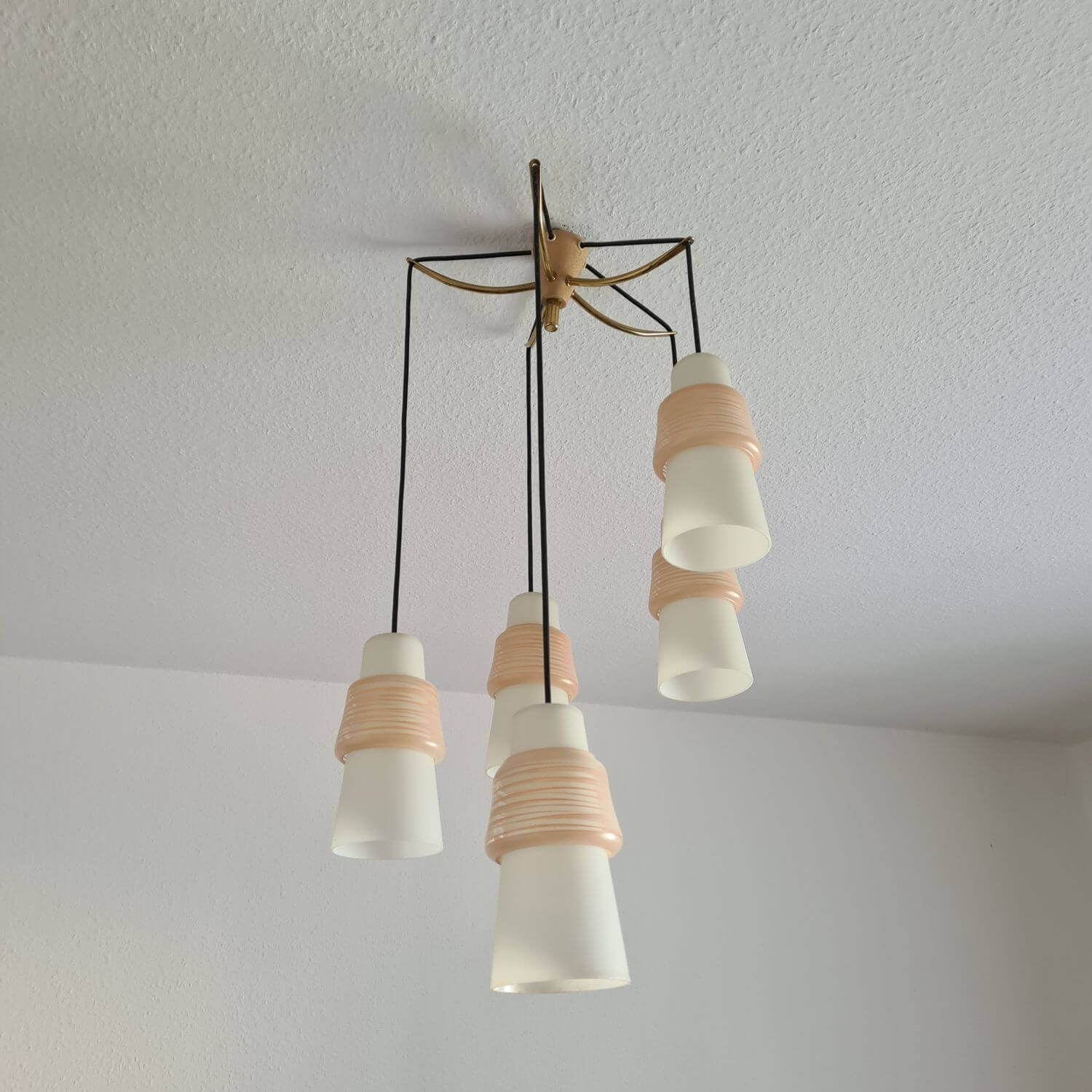 50s Hängeleuchte Lampe 5 Glasschirme rosa Fadenglas