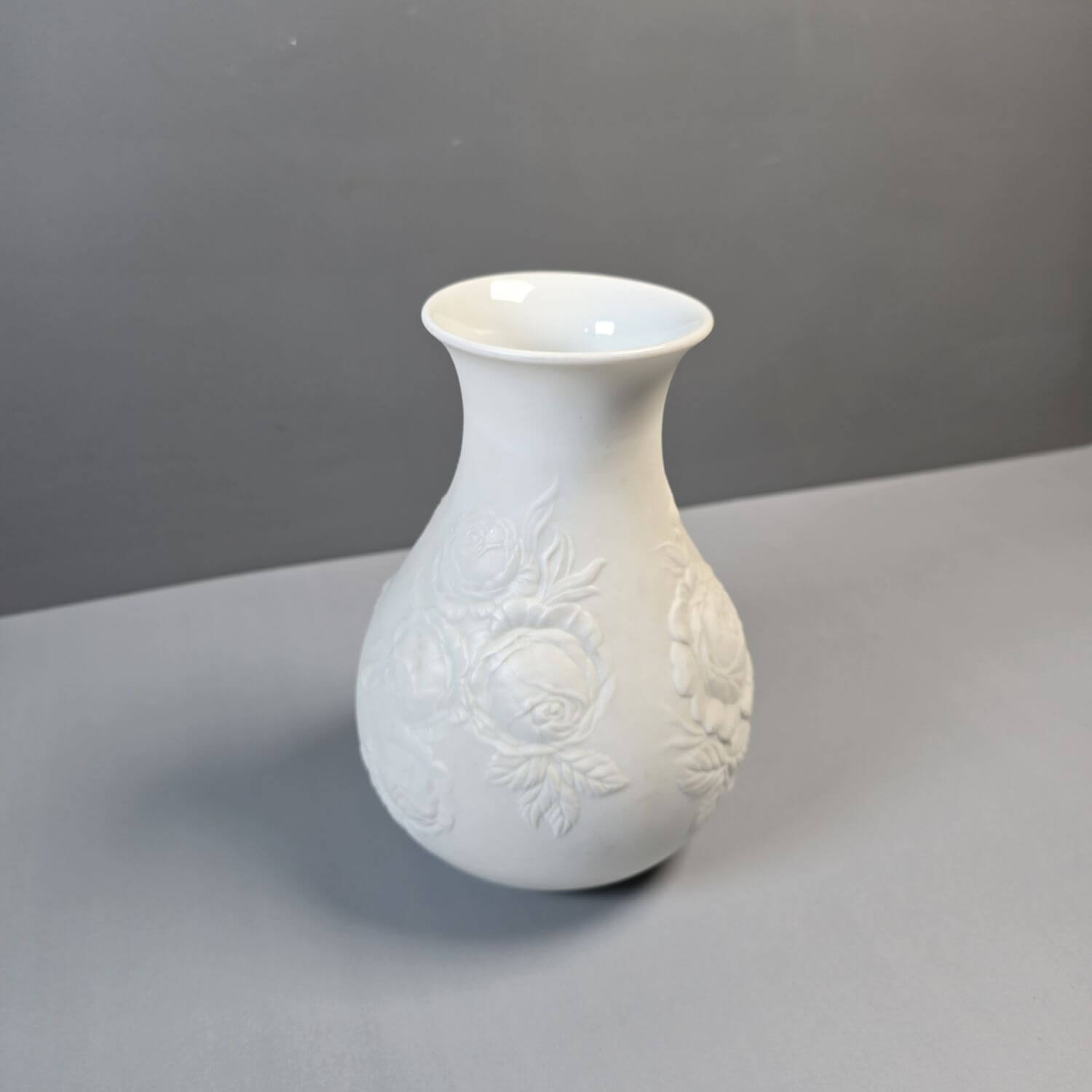 Biskuit Porzellan Vase - AK Kaiser - bauchige Blumenvase mit Rosenmotiv