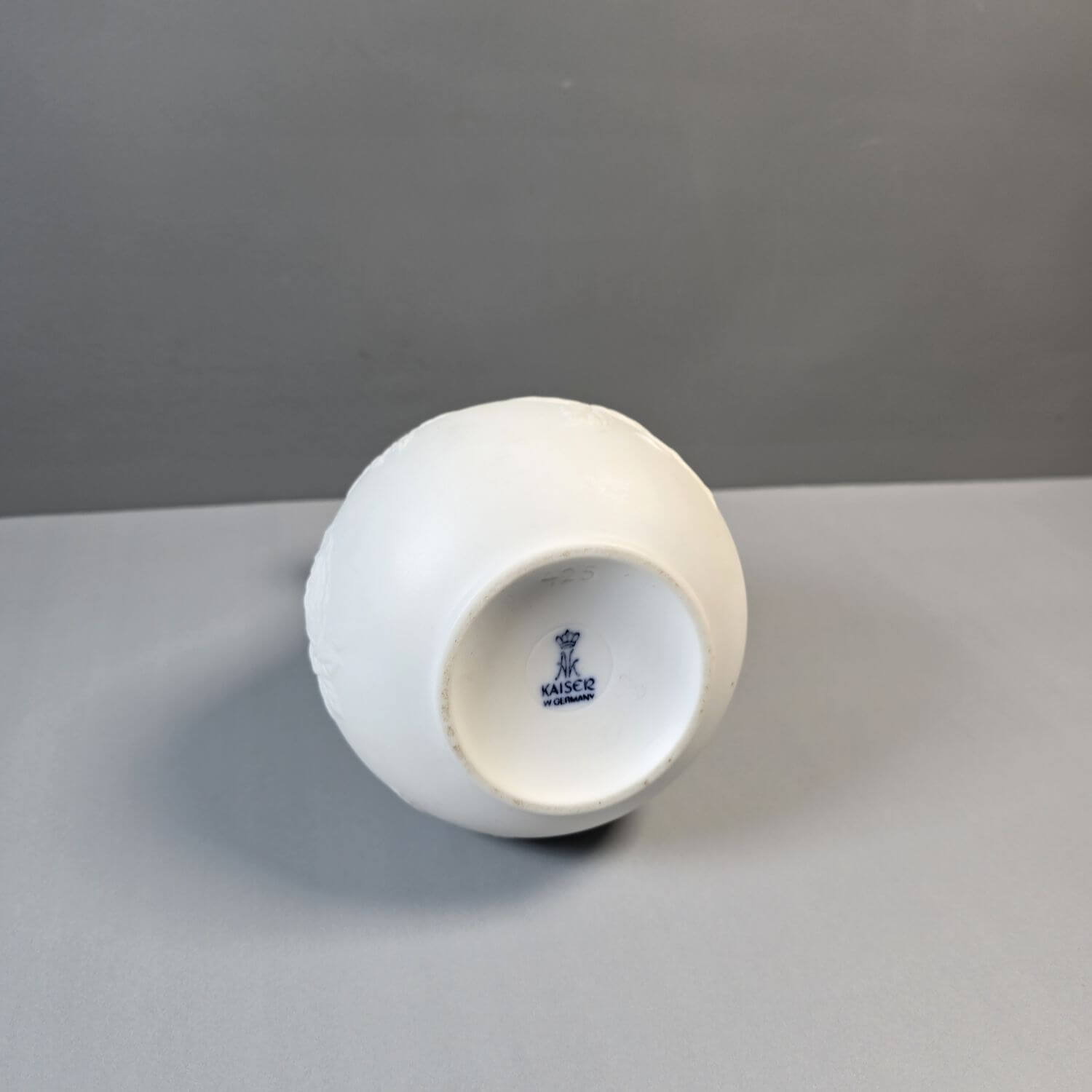 Biskuit Porzellan Vase - AK Kaiser - bauchige Blumenvase mit Rosenmotiv