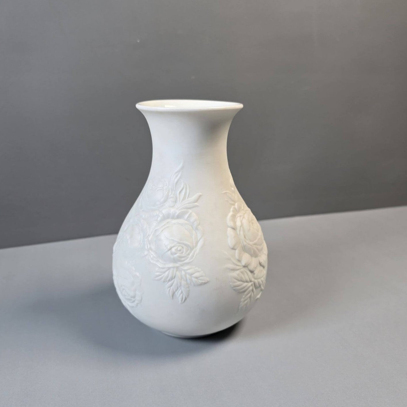 Biskuit Porzellan Vase - AK Kaiser - bauchige Blumenvase mit Rosenmotiv