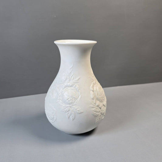 Biskuit Porzellan Vase - AK Kaiser - bauchige Blumenvase mit Rosenmotiv